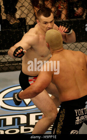 Mirko Cro Cop, gauche, combat Eddie Sanchez lors de l'Ultimate Fighting Championship Champion UFC 67 à l'hôtel Mandalay Bay, à Las Vegas, le 3 février 2007. Crédit photo : Francis Specker Banque D'Images