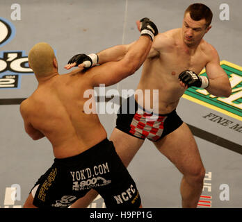 Mirko Cro Cop, droite, se bat Eddie Sanchez lors de l'Ultimate Fighting Championship Champion UFC 67 à l'hôtel Mandalay Bay, à Las Vegas, le 3 février 2007. Crédit photo : Francis Specker Banque D'Images