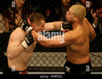 Mirko Cro Cop, gauche, combat Eddie Sanchez lors de l'Ultimate Fighting Championship Champion UFC 67 à l'hôtel Mandalay Bay, à Las Vegas, le 3 février 2007. Crédit photo : Francis Specker Banque D'Images