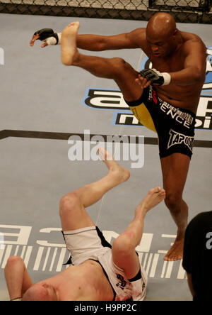 Anderson Silva, droite, Combat Travis Lutter à l'Ultimate Fighting Championship Champion UFC 67 à l'hôtel Mandalay Bay, à Las Vegas, le 3 février 2007. Crédit photo : Francis Specker Banque D'Images