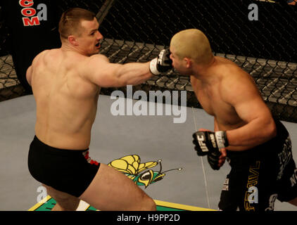 Mirko Cro Cop, gauche, combat Eddie Sanchez lors de l'Ultimate Fighting Championship Champion UFC 67 à l'hôtel Mandalay Bay, à Las Vegas, le 3 février 2007. Crédit photo : Francis Specker Banque D'Images