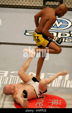 Anderson Silva, droite, Combat Travis Lutter à l'Ultimate Fighting Championship Champion UFC 67 à l'hôtel Mandalay Bay, à Las Vegas, le 3 février 2007. Crédit photo : Francis Specker Banque D'Images