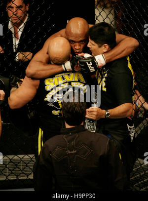 Anderson Silva célèbre sa victoire sur Travis Lutter à l'Ultimate Fighting Championship Champion UFC 67 à l'hôtel Mandalay Bay, à Las Vegas, le 3 février 2007. Crédit photo : Francis Specker Banque D'Images