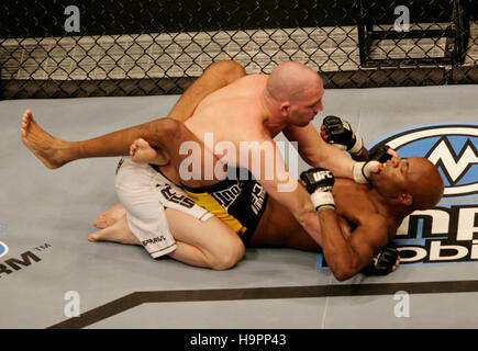 Anderson Silva, droite, Combat Travis Lutter à l'Ultimate Fighting Championship Champion UFC 67 à l'hôtel Mandalay Bay, à Las Vegas, le 3 février 2007. Crédit photo : Francis Specker Banque D'Images