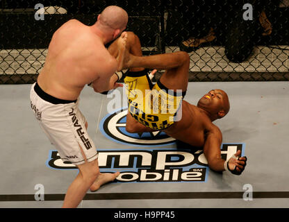 Anderson Silva, droite, Combat Travis Lutter à l'Ultimate Fighting Championship Champion UFC 67 à l'hôtel Mandalay Bay, à Las Vegas, le 3 février 2007. Crédit photo : Francis Specker Banque D'Images