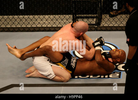 Anderson Silva, droite, Combat Travis Lutter à l'Ultimate Fighting Championship Champion UFC 67 à l'hôtel Mandalay Bay, à Las Vegas, le 3 février 2007. Crédit photo : Francis Specker Banque D'Images