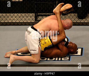 Anderson Silva, bas, combat Travis Lutter à l'Ultimate Fighting Championship Champion UFC 67 à l'hôtel Mandalay Bay, à Las Vegas, le 3 février 2007. Crédit photo : Francis Specker Banque D'Images