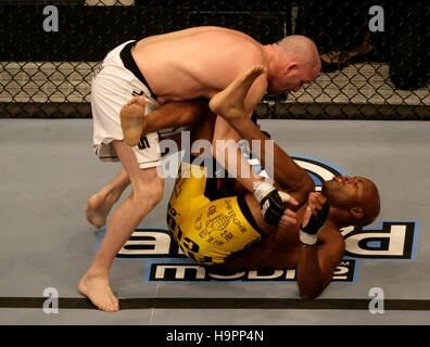 Anderson Silva, droite, Combat Travis Lutter à l'Ultimate Fighting Championship Champion UFC 67 à l'hôtel Mandalay Bay, à Las Vegas, le 3 février 2007. Crédit photo : Francis Specker Banque D'Images