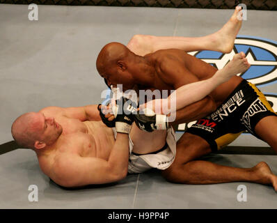 Anderson Silva, droite, Combat Travis Lutter à l'Ultimate Fighting Championship Champion UFC 67 à l'hôtel Mandalay Bay, à Las Vegas, le 3 février 2007. Crédit photo : Francis Specker Banque D'Images