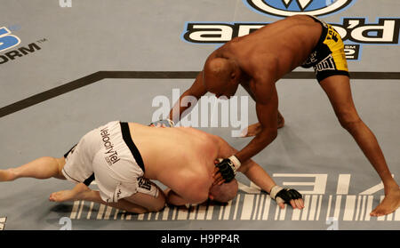 Anderson Silva, droite, Combat Travis Lutter à l'Ultimate Fighting Championship Champion UFC 67 à l'hôtel Mandalay Bay, à Las Vegas, le 3 février 2007. Crédit photo : Francis Specker Banque D'Images