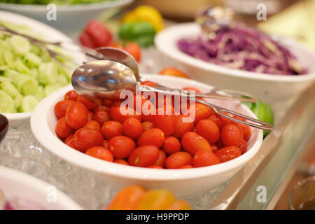 Sweet tomatoes in restaurant buffet Banque D'Images