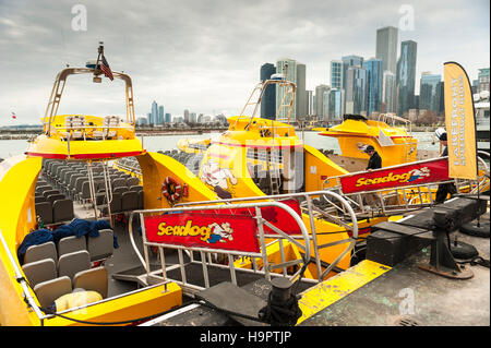 Seadog Chicago tour jaune bateaux ancrés sur le Navy Pier, le lac Michigan Banque D'Images