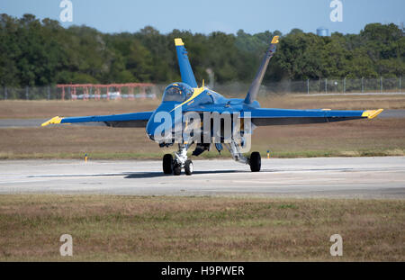 Chasseur Hornet militaire la préparation pour prendre des d'une piste à Pensacola en Floride USA Banque D'Images