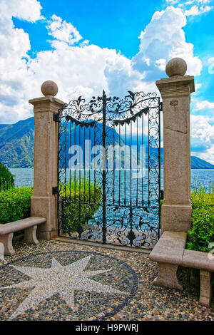 Lugano, Suisse - le 26 août 2013 : la porte au jardin botanique à la promenade de l'hôtel de luxe à Lugano, le lac de Lugano et les Alpes mountai Banque D'Images