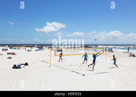 Les gens à jouer au volleyball de plage sur la plage de Camps Bay, Cape Town, Afrique du Sud Banque D'Images