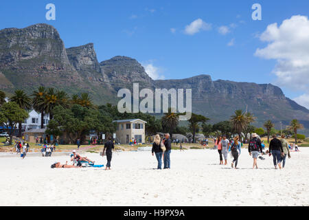 La plage de Camps Bay et les douze apôtres montagne, Camps Bay, Cape Town, Afrique du Sud Banque D'Images