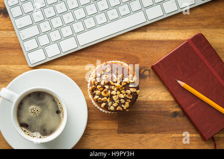 Pause pour le café et un muffin au bureau. Concept avec café, muffins et clavier de l'ordinateur. Banque D'Images