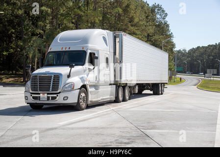 Le tracteur et la remorque stationnée sur une aire de repos de l'autoroute Interstate 10 - Zone à Tallahassee Floride USA Banque D'Images