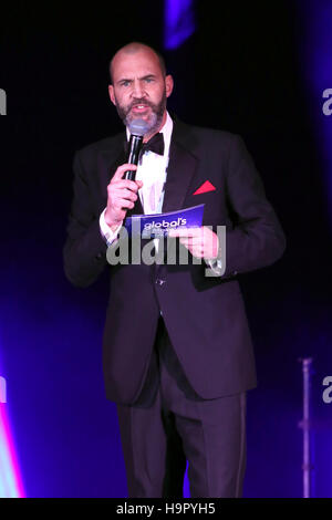 Présentateur Johnny Vaughan lors du mondial Faire du bruit la nuit, tenue à Supernova, à Victoria Embankment Gardens, Londres. Le cas soulevé l'argent pour faire du bruit global - l'organisme de bienfaisance mis en place par Global, le groupe de médias et de divertissement - pour aider les jeunes défavorisés à travers le Royaume-Uni. ASSOCIATION DE PRESSE Photo. Photo date : Jeudi 24 Novembre, 2016. Crédit photo doit se lire : Isabel Infantes/PA Wire Banque D'Images