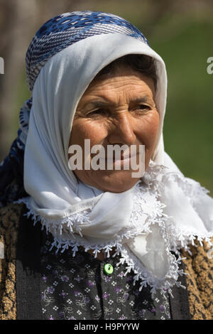 Femme turque âgée en robe traditionnelle dans la campagne de Konya, Turquie Banque D'Images