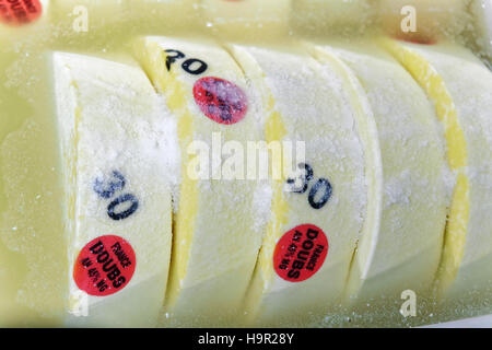 Comte de gruyère fromage jeune dans un bol avec du sel en Franche Comte dairy en Bourgogne, France. Banque D'Images