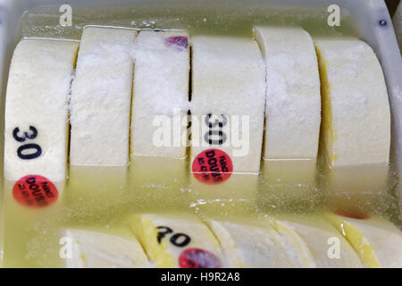 Comte de gruyère fromage jeune dans le bain de sel en Franche Comte les produits laitiers, en Bourgogne, France. Banque D'Images