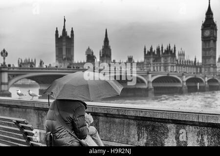 Le dirigeant d'une touriste dans la pluie. Banque D'Images