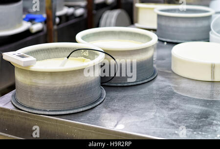 Le Gruyère de comté dans les formes spéciales dans l'industrie laitière en Franche Comte, Bourgogne, en France. Dans le cadre du processus de production Banque D'Images