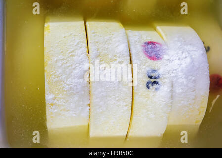 Les jeunes du comté de gruyère dans un bol avec du sel en Franche Comte dairy en Bourgogne, France. Banque D'Images