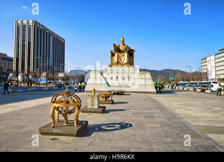 Séoul, Corée du Sud - 11 mars 2016 : Statue du Roi Sejong en place Gwanghwamun à Séoul, Corée du Sud. Les gens dans la rue Banque D'Images