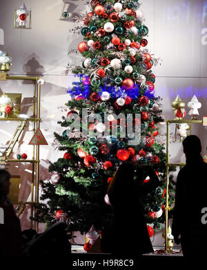 Berlin, Allemagne. 22 Nov, 2016. Les piétons à l'extérieur de la boutique de décoration de fête de la fenêtre Kaufhaus des Westens (KDW) department store à Berlin, Allemagne, 22 novembre 2016. Photo : Rainer Jensen/dpa/Alamy Live News Banque D'Images