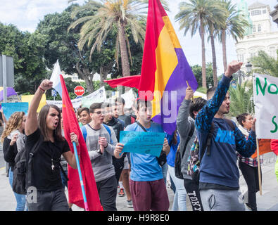 Las Palmas, Gran Canaria, Îles Canaries, Espagne. 24 novembre, 2016. Les étudiants espagnols à travers l'Espagne contre la loi organique pour l'amélioration de la qualité de l'Éducation, (LOMCE en espagnol), qui va augmenter les frais de scolarité et de réduire les ressources pour des bourses d'études. Credit : Alan Dawson News/Alamy Live News Banque D'Images