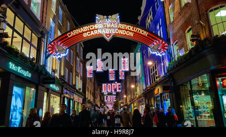 Londres, Royaume-Uni. 24 novembre, 2016. Lumières de Noël et décorations dans Carnaby Street dans le West End. Credit : Dinendra Haria/Alamy Live News Banque D'Images