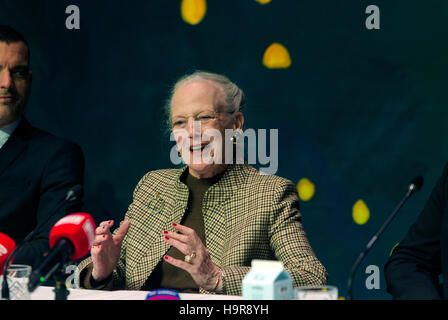 Copenhague, Danemark. 24 novembre, 2016. La reine Margrethe du Danemark prend la parole lors de la conférence de presse pendant la répétition de la nouvelle installation de Tchaïkovski Casse-noisette à Tivoli pour qui la reine a pris le rôle de la production et de costumes le 24 novembre 2016 à Copenhague, Danemark. La reine des activités artistiques sont multiples. Credit : OJPHOTOS/Alamy Live News Banque D'Images