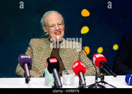 Copenhague, Danemark. 24 novembre, 2016. La reine Margrethe du Danemark prend la parole lors de la conférence de presse pendant la répétition de la nouvelle installation de Tchaïkovski Casse-noisette à Tivoli pour qui la reine a pris le rôle de la production et de costumes le 24 novembre 2016 à Copenhague, Danemark. La reine des activités artistiques sont multiples. Credit : OJPHOTOS/Alamy Live News Banque D'Images