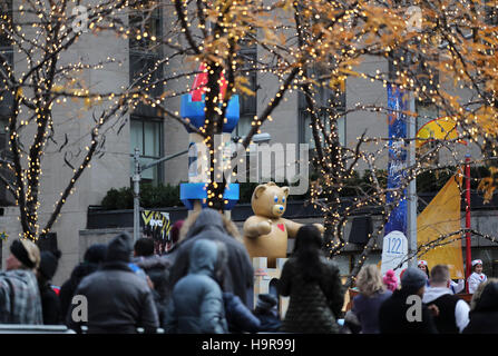 New York, USA. 24 Nov, 2016. Les gens regardent le 90e Macy's Thanksgiving Day Parade à Manhattan, New York, États-Unis, le 24 novembre, 2016. Credit : Wang Ying/Xinhua/Alamy Live News Banque D'Images