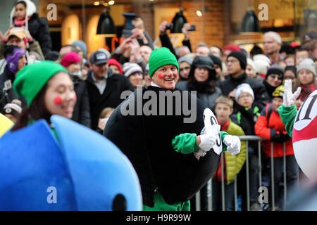 New York, USA. 24 Nov, 2016. Un acteur effectue au cours de la 90e Macy's Thanksgiving Day Parade à Manhattan, New York, États-Unis, le 24 novembre, 2016. Credit : Wang Ying/Xinhua/Alamy Live News Banque D'Images