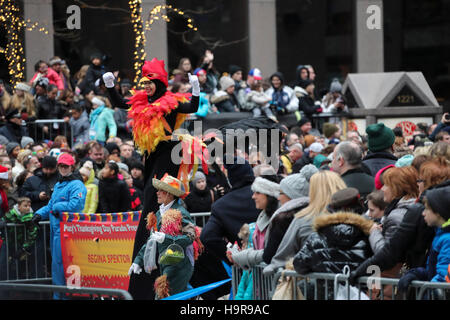 New York, USA. 24 Nov, 2016. Les gens regardent le 90e Macy's Thanksgiving Day Parade à Manhattan, New York, États-Unis, le 24 novembre, 2016. Credit : Wang Ying/Xinhua/Alamy Live News Banque D'Images