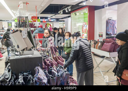 New York, USA. 24 Nov, 2016. New York, USA. 24 novembre, 2016. Clients dans la JCPenney store à New York le jour de Thanksgiving, jeudi 24 novembre, 2016. JCPenney est ouverte à 14H, une heure avant la date programmée de 3h00, pour accueillir les hordes de clients. © Richard Levine/Alamy Live News Crédit : Richard Levine/Alamy Live News Banque D'Images