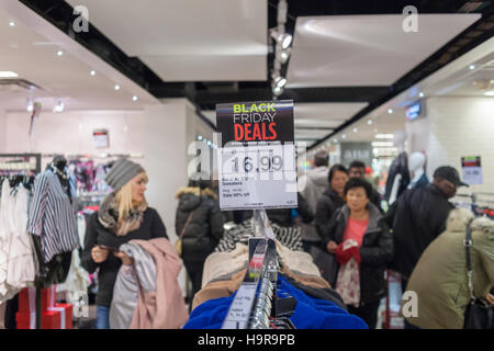 New York, USA. 24 Nov, 2016. New York, USA. 24 novembre, 2016. Clients dans la JCPenney store à New York le jour de Thanksgiving, jeudi 24 novembre, 2016. JCPenney est ouverte à 14H, une heure avant la date programmée de 3h00, pour accueillir les hordes de clients. © Richard Levine/Alamy Live News Crédit : Richard Levine/Alamy Live News Banque D'Images