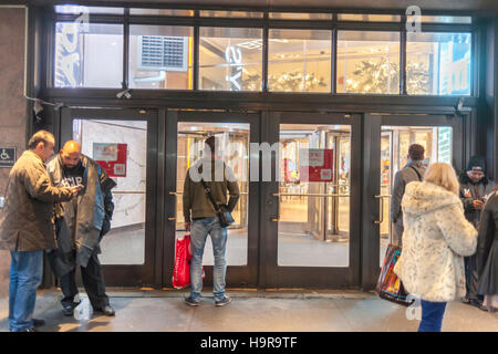New York, USA. 24 Nov, 2016. Les consommateurs attendent de Macy's Herald Square à New York pour ouvrir le jour de Thanksgiving, jeudi 24 novembre, 2016. Macy's s'ouvriront à 17 heures avec leurs Vendredi Noir bonnes affaires. Crédit : Richard B. Levine/Alamy Live News Banque D'Images
