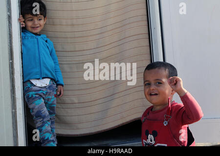 Athènes, Grèce. 24 Nov, 2016. Deux enfants sont accueillis à l'accueil de nouvelles camp d'Eleonas à Athènes, capitale de la Grèce, le 24 novembre, 2016. Camp de réfugiés d'Eleonas mis en place à l'automne 2015, la Grèce est d'abord ouvrir un centre d'accueil pour réfugiés dans le district d'Eleonas. Les autorités grecques s'efforcent constamment d'améliorer les conditions de vie de milliers de réfugiés pris en Grèce après la fermeture de la route des Balkans à l'Europe centrale. © Marios Lolos/Xinhua/Alamy Live News Banque D'Images