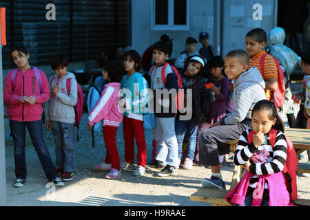 Athènes, Grèce. 24 Nov, 2016. Les enfants réfugiés se préparer à aller à l'école au nouveau camp d'hébergement de l''Eleonas à Athènes, capitale de la Grèce, le 24 novembre, 2016. Camp de réfugiés d'Eleonas mis en place à l'automne 2015, la Grèce est d'abord ouvrir un centre d'accueil pour réfugiés dans le district d'Eleonas. Les autorités grecques s'efforcent constamment d'améliorer les conditions de vie de milliers de réfugiés pris en Grèce après la fermeture de la route des Balkans à l'Europe centrale. © Marios Lolos/Xinhua/Alamy Live News Banque D'Images