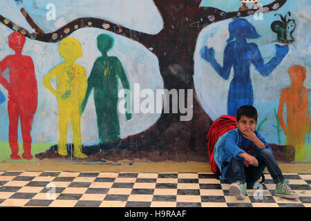 Athènes, Grèce. 24 Nov, 2016. Un garçon est prêt à aller à l'école au nouveau camp d'hébergement de l''Eleonas à Athènes, capitale de la Grèce, le 24 novembre, 2016. Camp de réfugiés d'Eleonas mis en place à l'automne 2015, la Grèce est d'abord ouvrir un centre d'accueil pour réfugiés dans le district d'Eleonas. Les autorités grecques s'efforcent constamment d'améliorer les conditions de vie de milliers de réfugiés pris en Grèce après la fermeture de la route des Balkans à l'Europe centrale. © Marios Lolos/Xinhua/Alamy Live News Banque D'Images