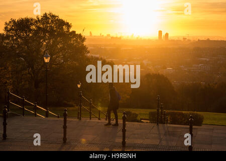 Alexandra Palace Park, London, UK 25 novembre 2016. Météo France : Le soleil se lève au-dessus de Londres sur un matin de novembre. Credit : Patricia Phillips/ Alamy live news Banque D'Images