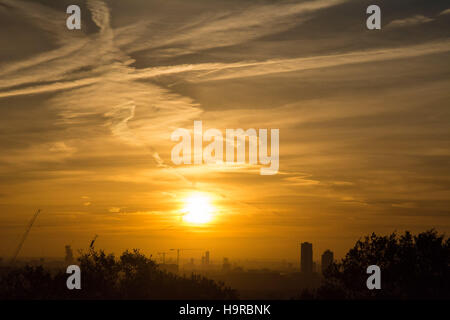 Alexandra Palace Park, London, UK 25 novembre 2016. Météo France : Le soleil se lève au-dessus de Londres sur un matin de novembre. Credit : Patricia Phillips/ Alamy live news Banque D'Images