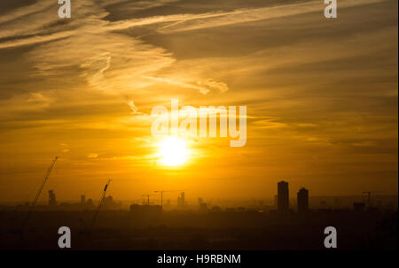 Alexandra Palace Park, London, UK 25 novembre 2016. Météo France : Le soleil se lève au-dessus de Londres sur un matin de novembre. Credit : Patricia Phillips/ Alamy live news Banque D'Images