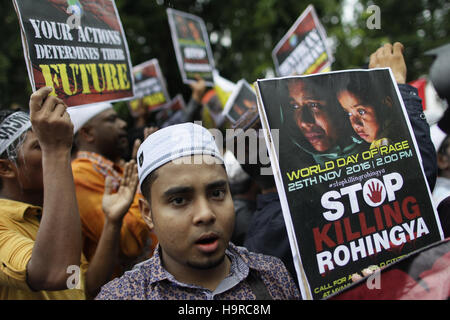 Kuala Lumpur, Malaisie. 25Th Nov 2016. Musulmans Rohingya réfugiés le long avec le groupe islamique de protestation devant l'ambassade en Myanmmar à Kuala Lumpur le 25 novembre 2016. Autour de 5 000 musulmans du Bangladesh a démontré dans la capitale, Dhaka, après la prière du vendredi le 25 novembre, avec des centaines d'autres qui manifestaient dans Kuala Lumpur, Jakarta et Bangkok comme le Myanmar de fixation face des allégations de nettoyage ethnique et de génocide. Credit : Aizuddin Saad/Alamy Live News. Banque D'Images