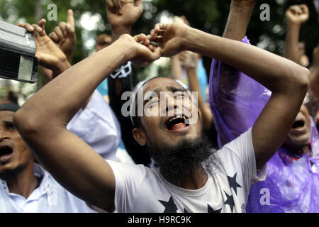 Kuala Lumpur, Malaisie. 25Th Nov 2016. Réfugiés musulmans Rohingya hurlant de l'émotion à 'Stop à l'oppression de l'extérieur des Rohingyas Myanmmar en ambassade à Kuala Lumpur le 25 novembre 2016. Autour de 5 000 musulmans du Bangladesh a démontré dans la capitale, Dhaka, après la prière du vendredi le 25 novembre, avec des centaines d'autres qui manifestaient dans Kuala Lumpur, Jakarta et Bangkok comme le Myanmar de fixation face des allégations de nettoyage ethnique et de génocide. Credit : Aizuddin Saad/Alamy Live News. Banque D'Images