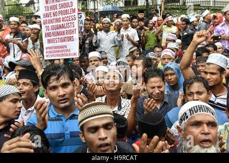 Kuala Lumpur, Malaisie. 25Th Nov, 2016. Environ 500 100 réfugiés musulmans rohingya de crier des slogans lors d'une protestation contre la persécution des musulmans Rohingya au Myanmar, près de l'ambassade du Myanmar à Kuala Lumpur le 25 novembre 2016. Crédit : Chris Jung/ZUMA/Alamy Fil Live News Banque D'Images